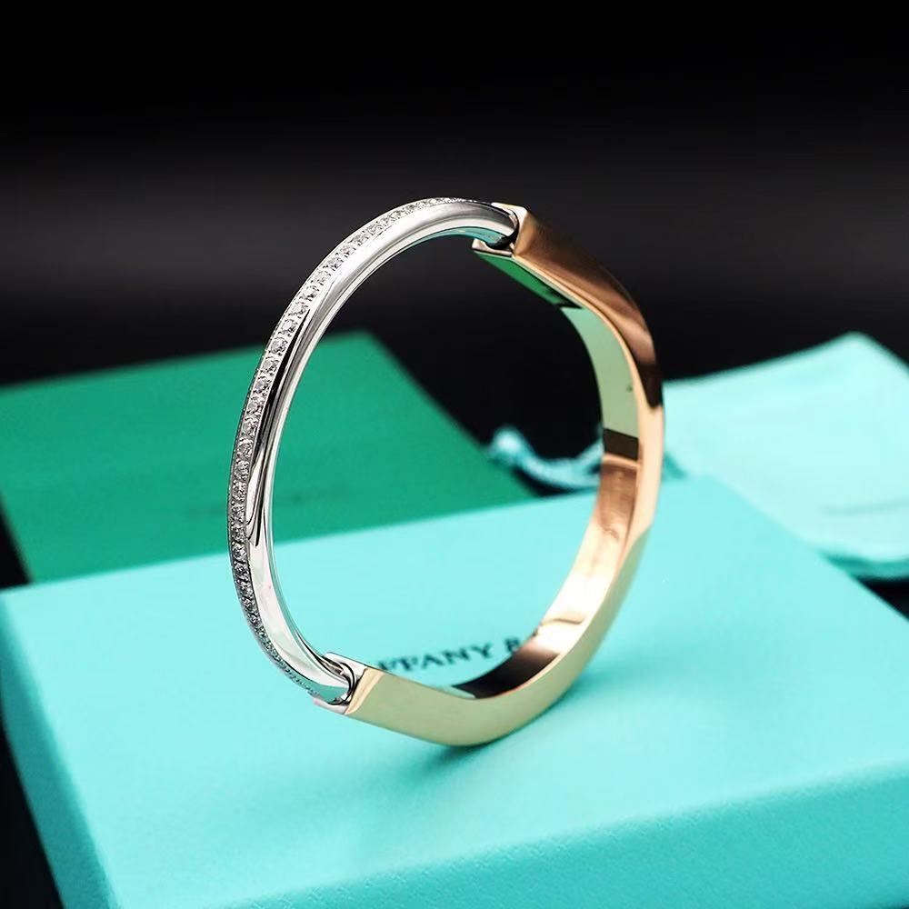 ティファニー ロック バングル ローズゴールド ＆ ホワイトゴールドにハーフ パヴェ ダイヤモンドをセッティング