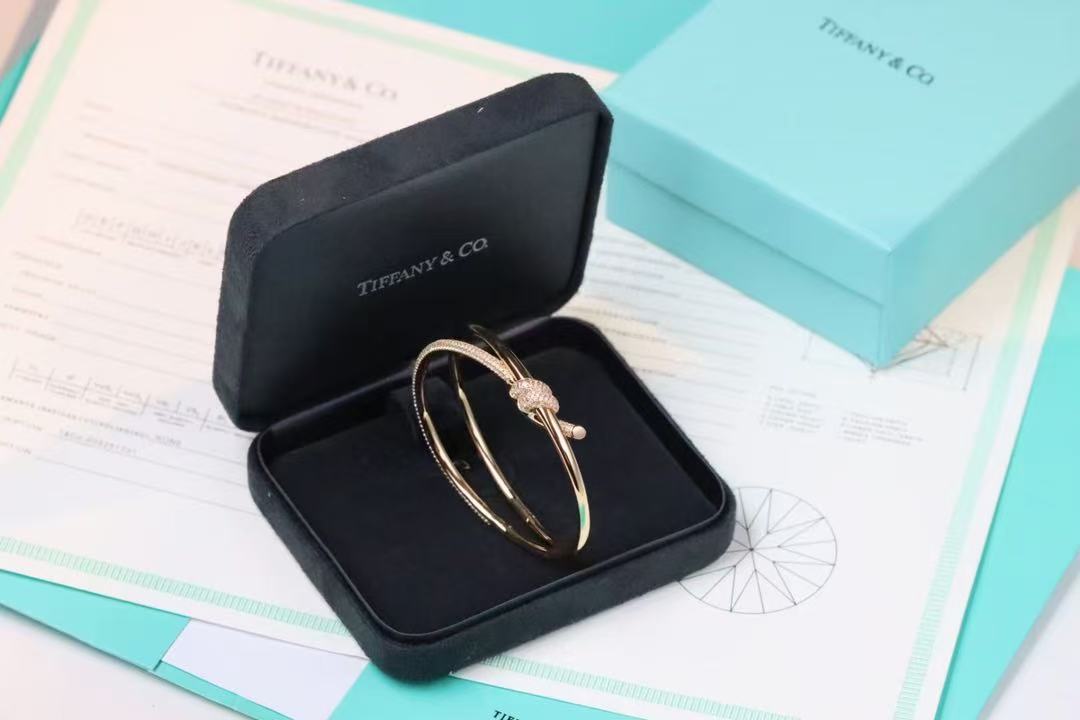 ティファニー ノット ダブル ロウ ヒンジ バングル イエローゴールドにダイヤモンドをセッティング