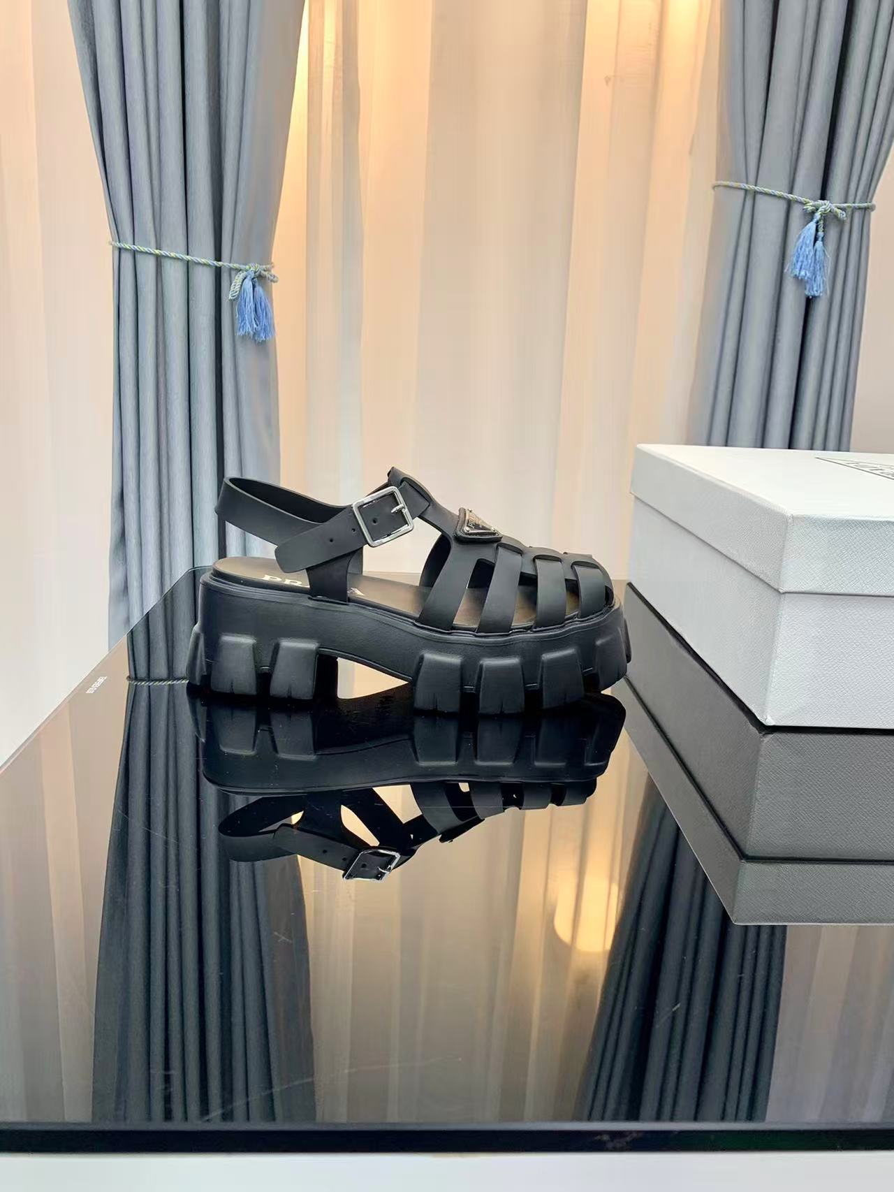 Prada プラダ モノリス ラバー サンダル