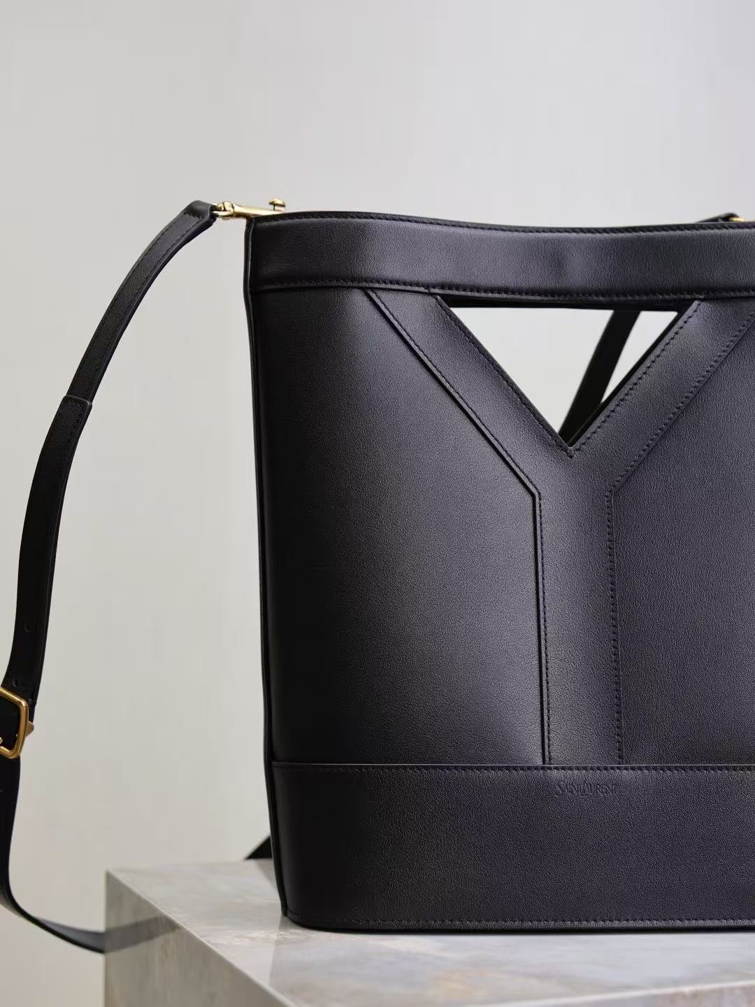 Saint Laurent サンローラン  Y スモールバケット（レザー）