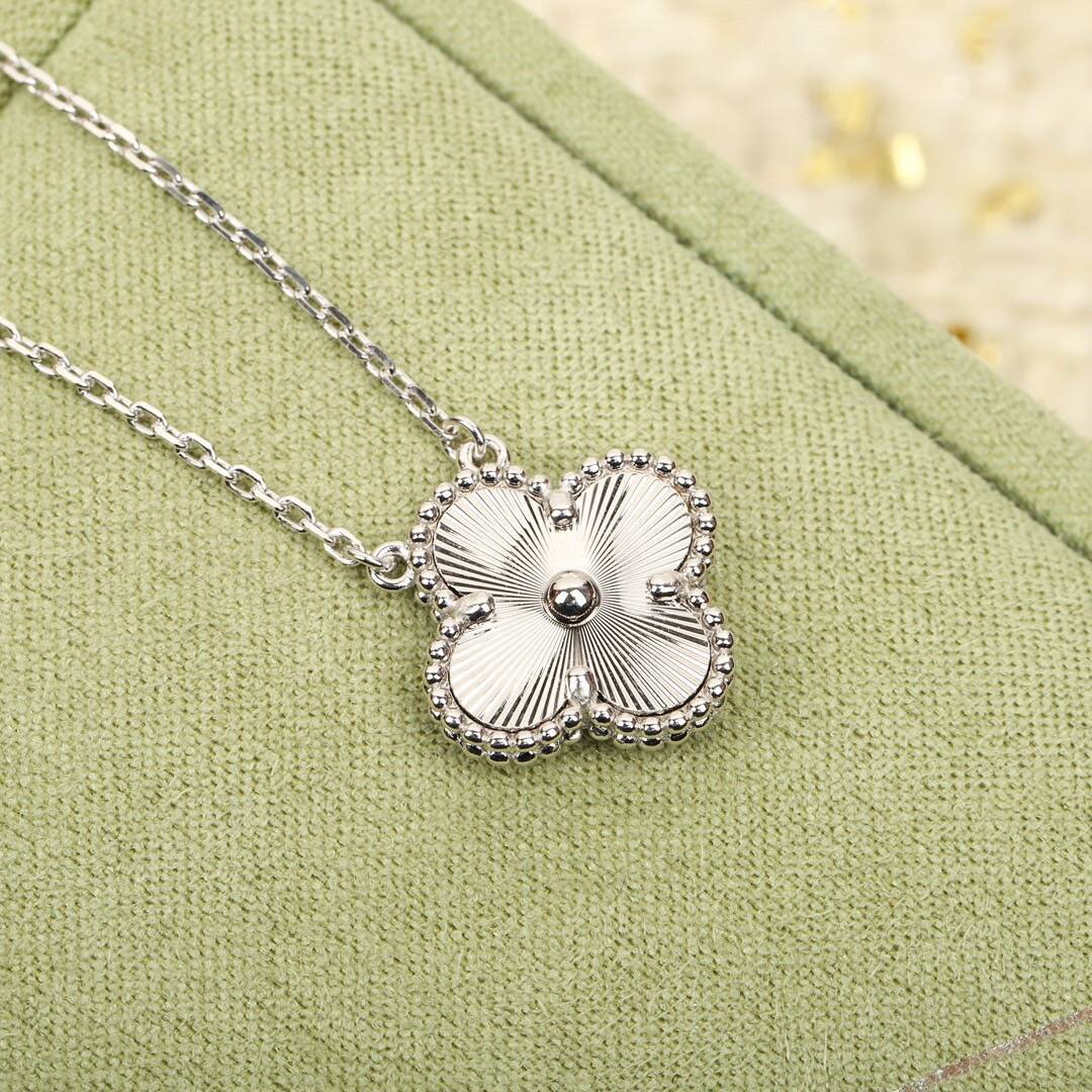 ヴィンテージ アルハンブラ ペンダント ホワイトゴールド