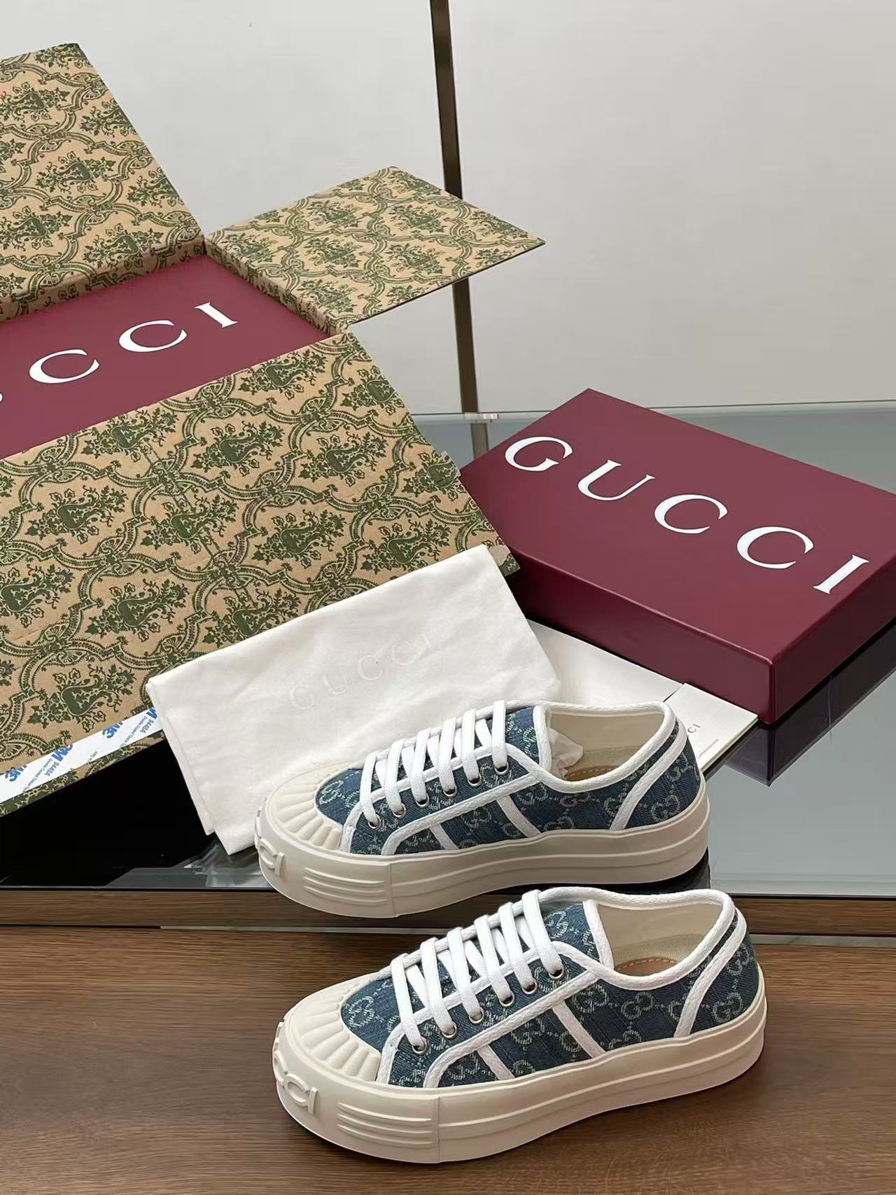 GUCCI ウィメンズ チャンキー スニーカー