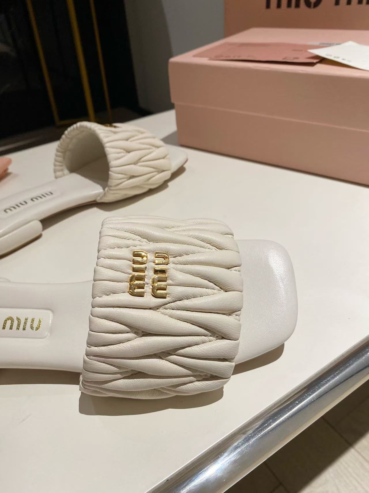 miumiu マテラッセレザー スライドサンダル
