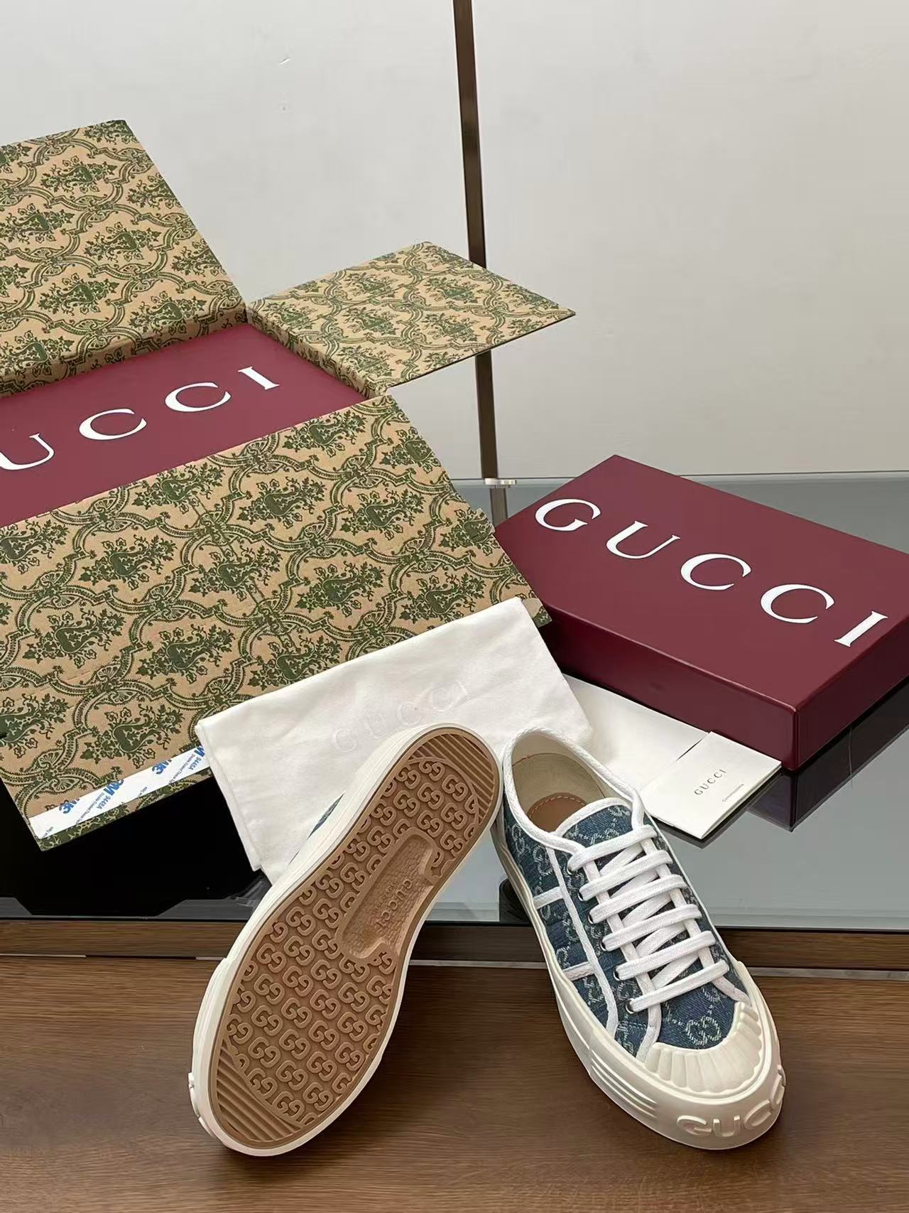 GUCCI ウィメンズ チャンキー スニーカー