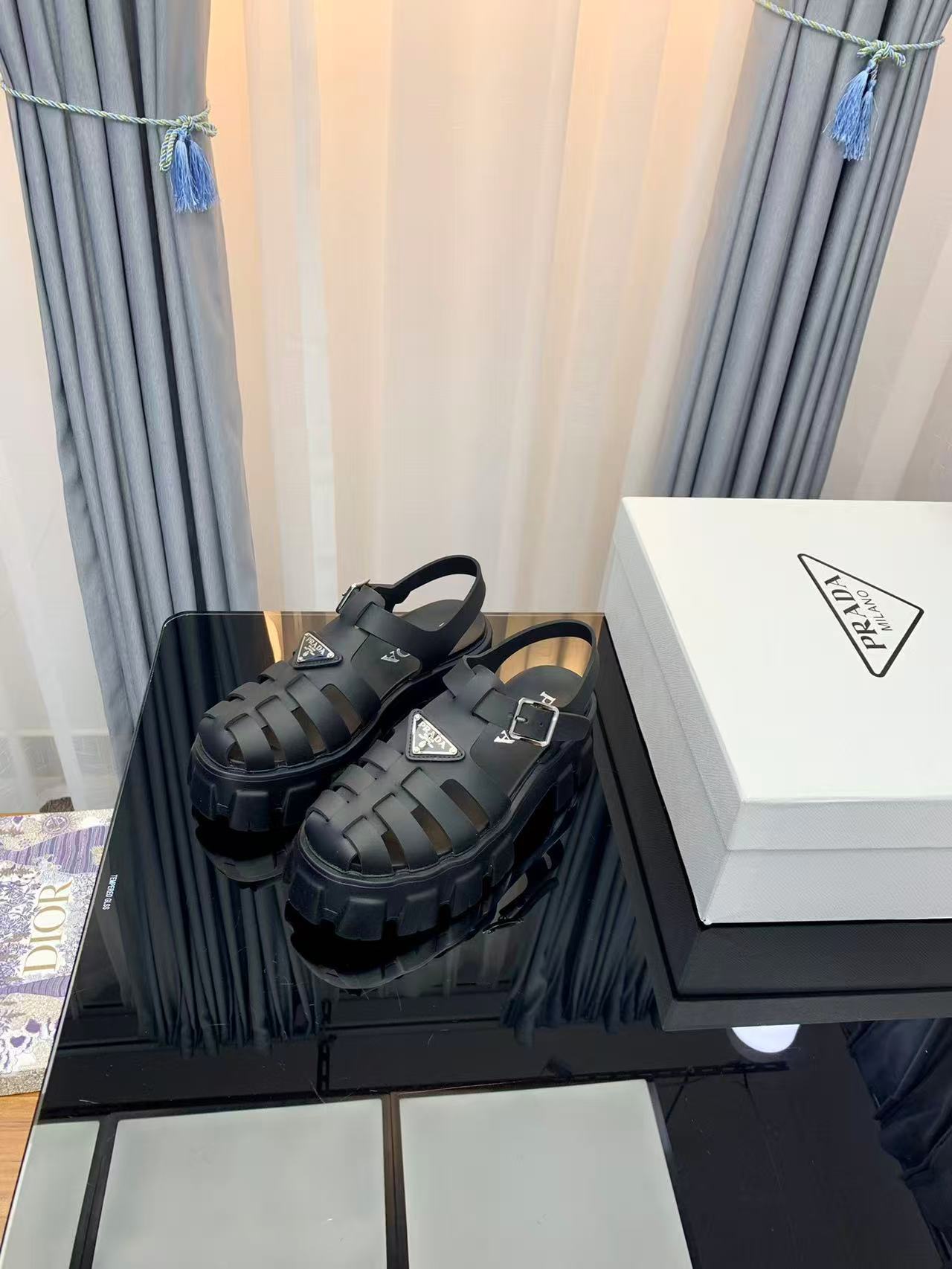 Prada プラダ モノリス ラバー サンダル