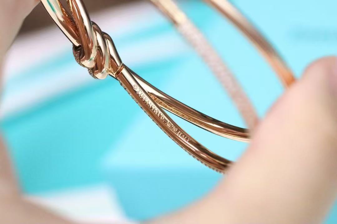 ティファニー ノット ダブル ロウ ヒンジ バングル イエローゴールドにダイヤモンドをセッティング