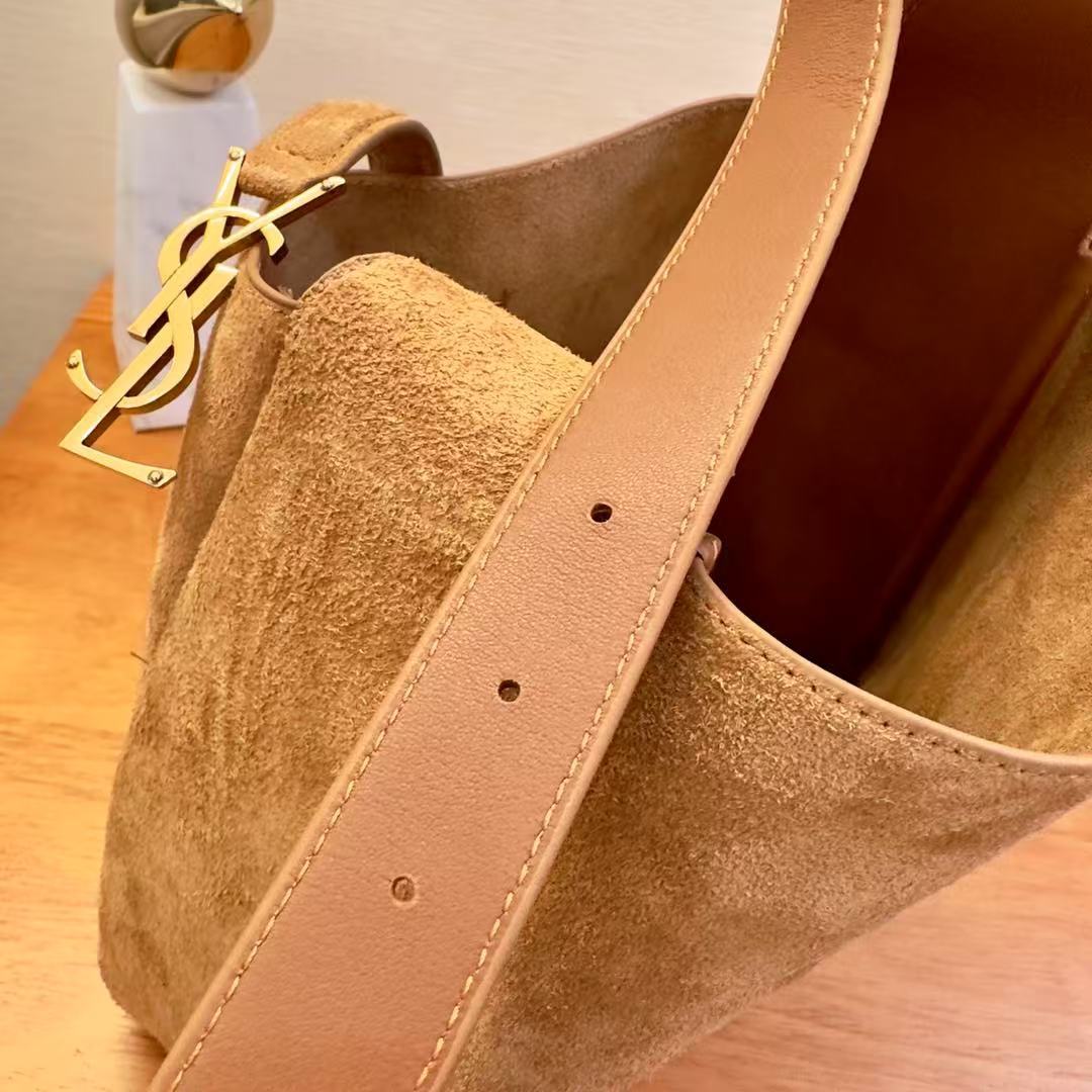  Saint Laurent サンローラン LE 37 スモール（スエード）