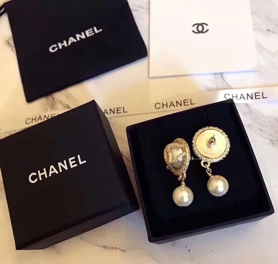 CHANEL COCOラウンドパールスウィングピアス