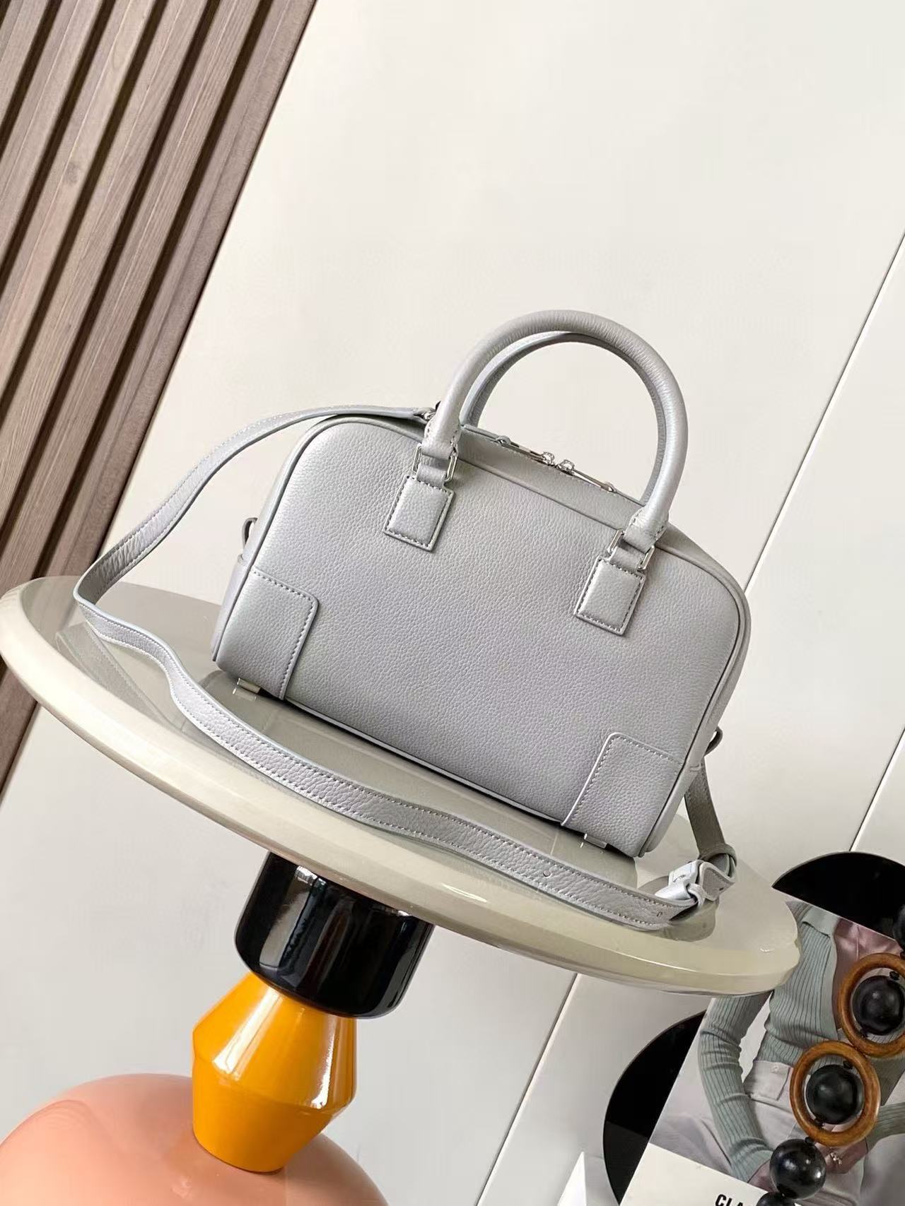Loewe アマソナ23 バッグ（ソフトグレインカーフ）