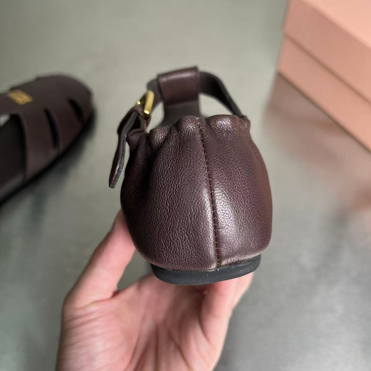 miumiu ルーシュ ナッパレザー フィッシャーマンズサンダル