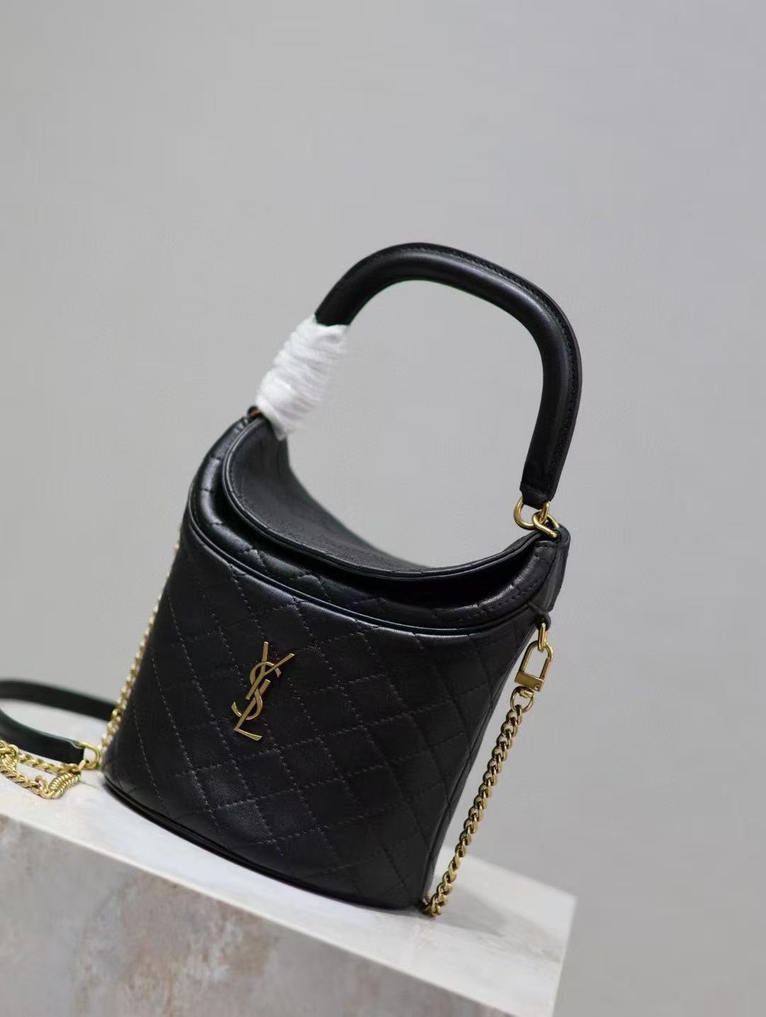  Saint Laurent サンローラン ギャビー バケットバッグ（ラムスキン）