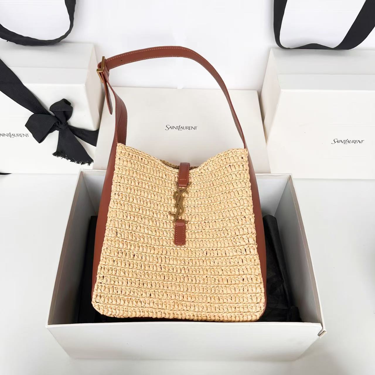 Saint Laurent サンローラン LE 5 À 7 ソフト スモール（ラフィア/レザー）