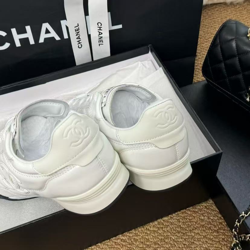CHANEL シャイニー カーフスキン、カーフスキン & スエード カーフスキン  ホワイト