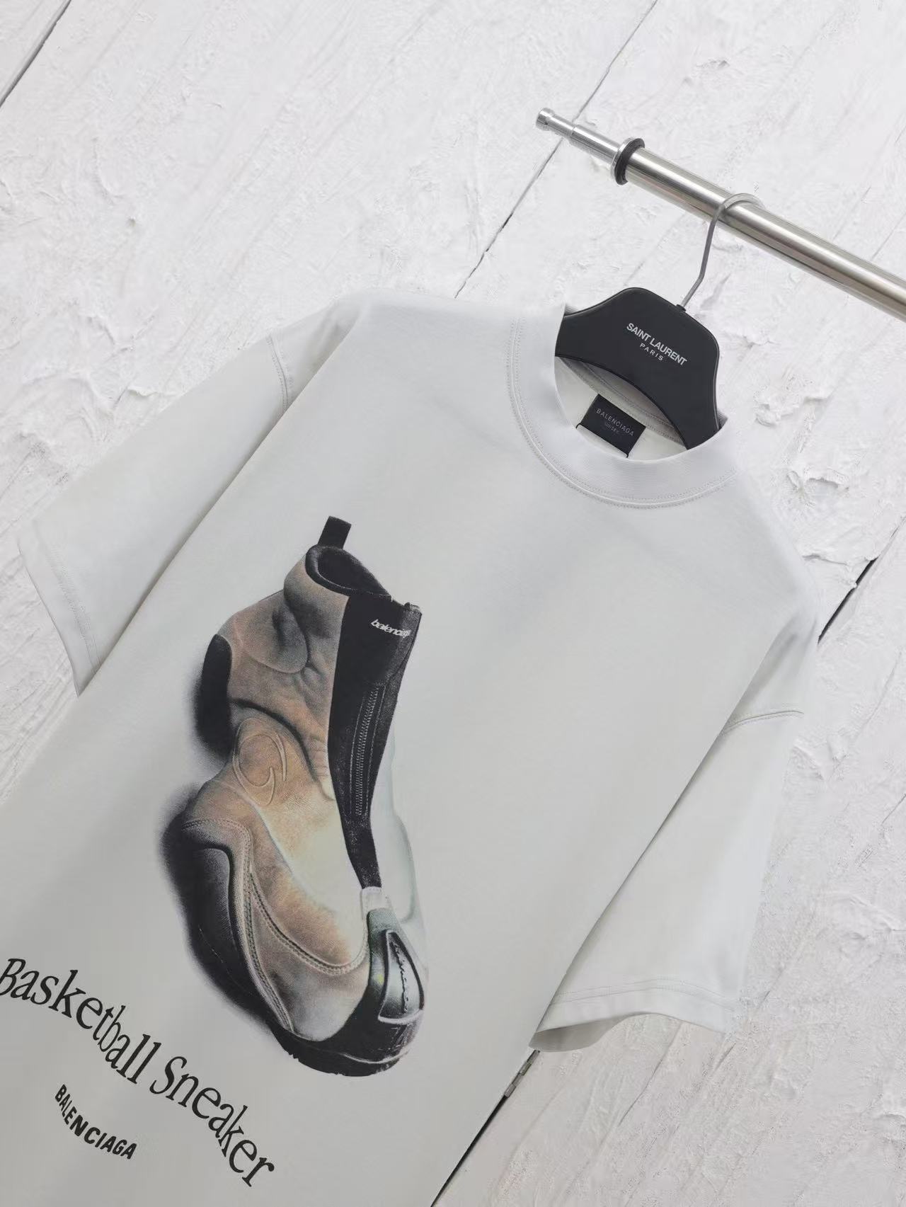 Balenciaga ダーティーエフェクト ホワイト の メンズ BASKETBALL SNEAKER Tシャツ オーバーサイズ