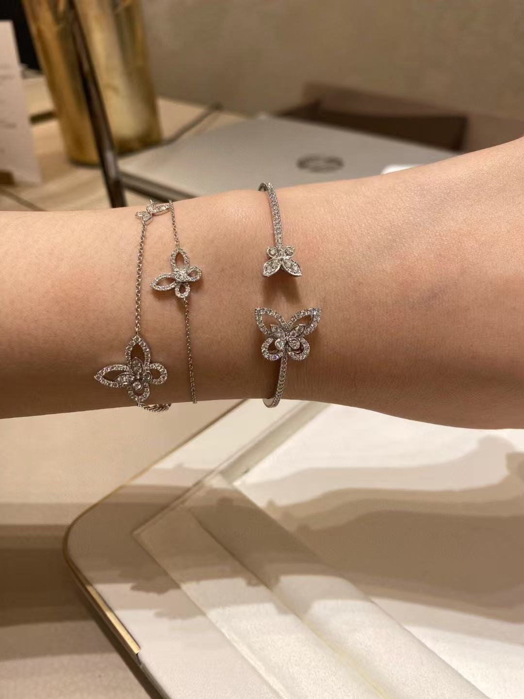 Graff ミニ バタフライ シルエット ダイヤモンド ブレスレット ホワイトゴールド