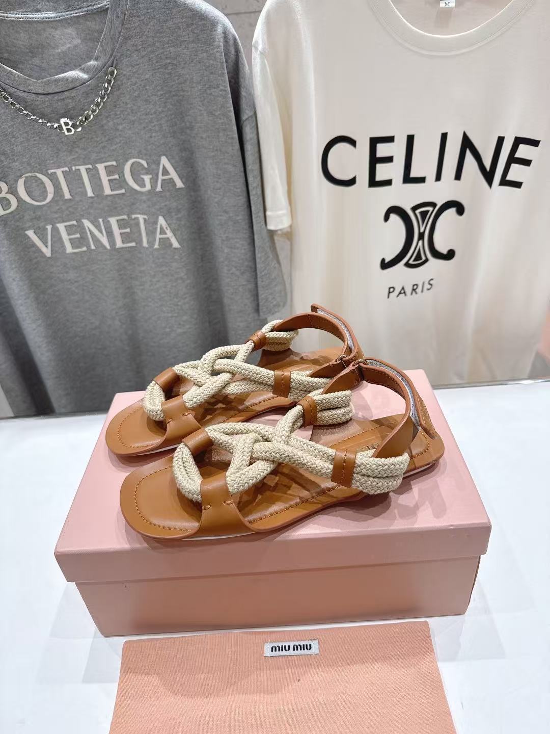 miumiu コード フラットサンダル