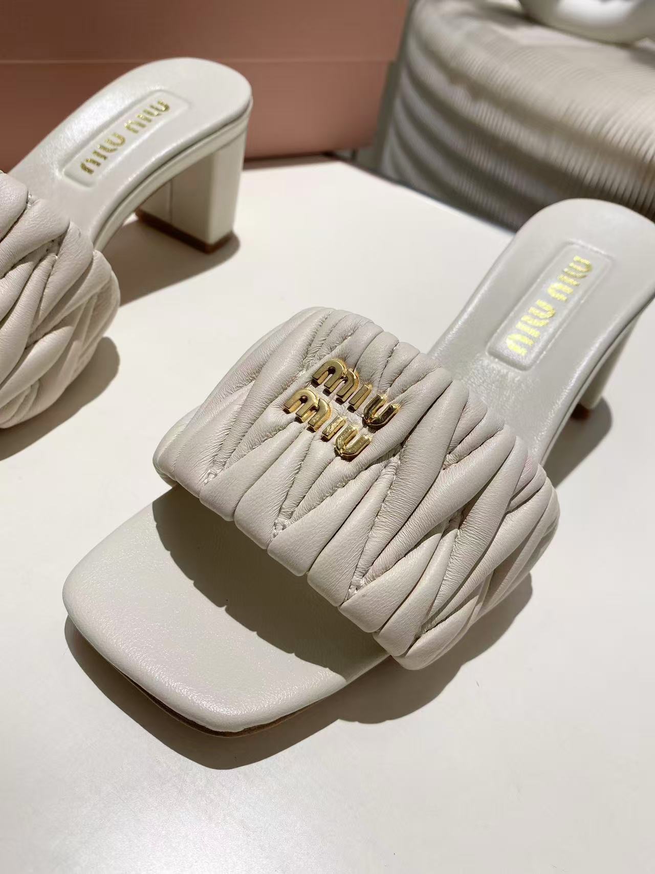 miumiu マテラッセレザー スライドサンダル