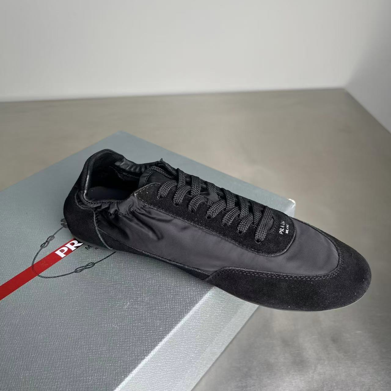 Prada プラダ コラプス Re-Nylon xスエード スニーカー