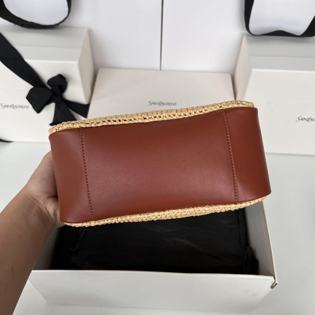 Saint Laurent サンローラン LE 5 À 7 ソフト スモール（ラフィア/レザー）