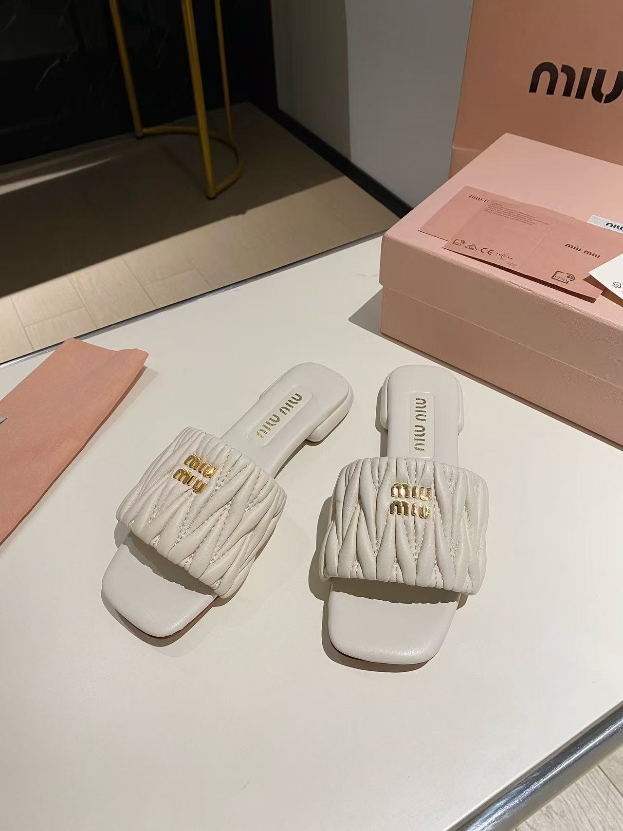 miumiu マテラッセレザー スライドサンダル