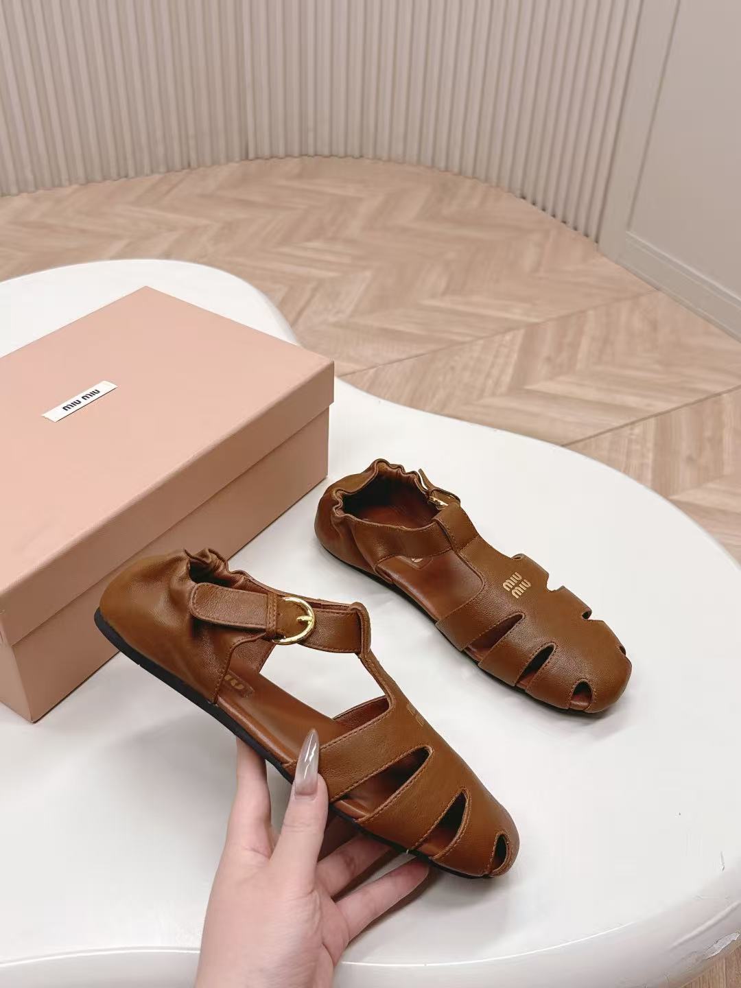 miumiu ルーシュ ナッパレザー フィッシャーマンズサンダル