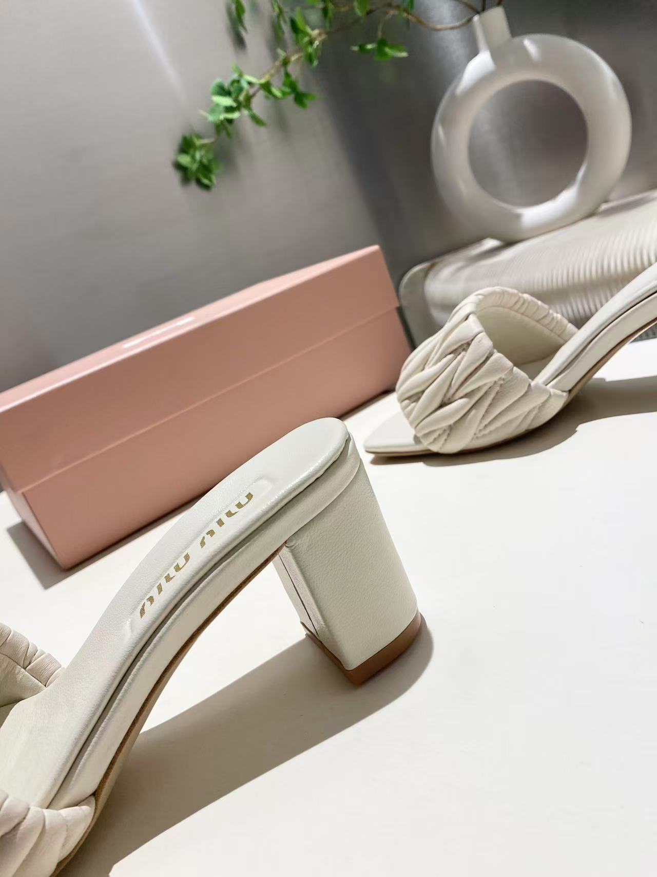 miumiu マテラッセレザー スライドサンダル