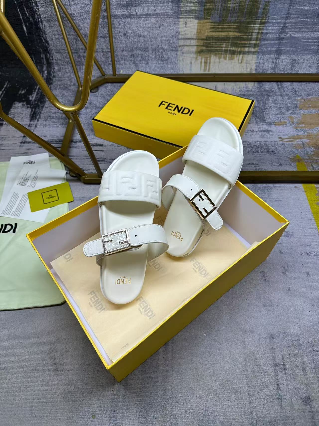 Fendi フェンディ フィール ホワイトナッパレザー サンダル