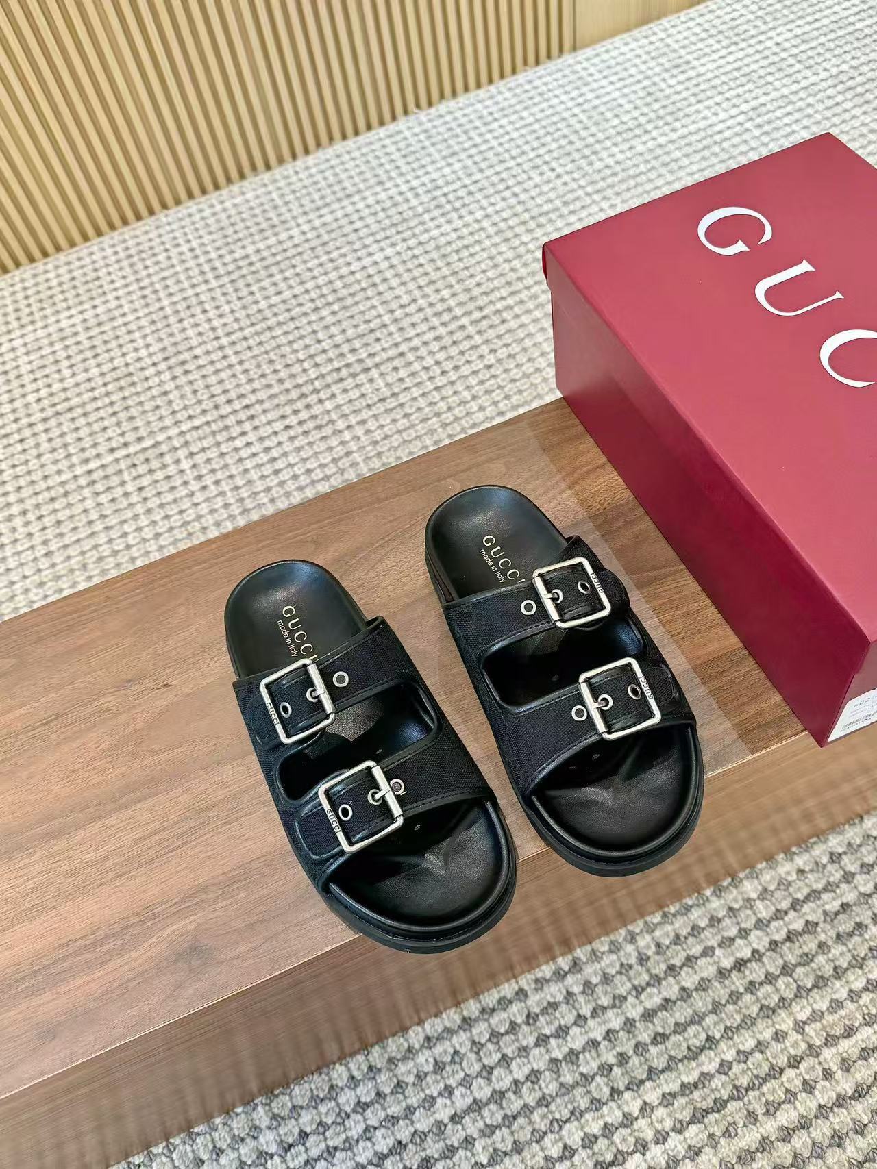 GUCCI バックル付き メンズ スライドサンダル