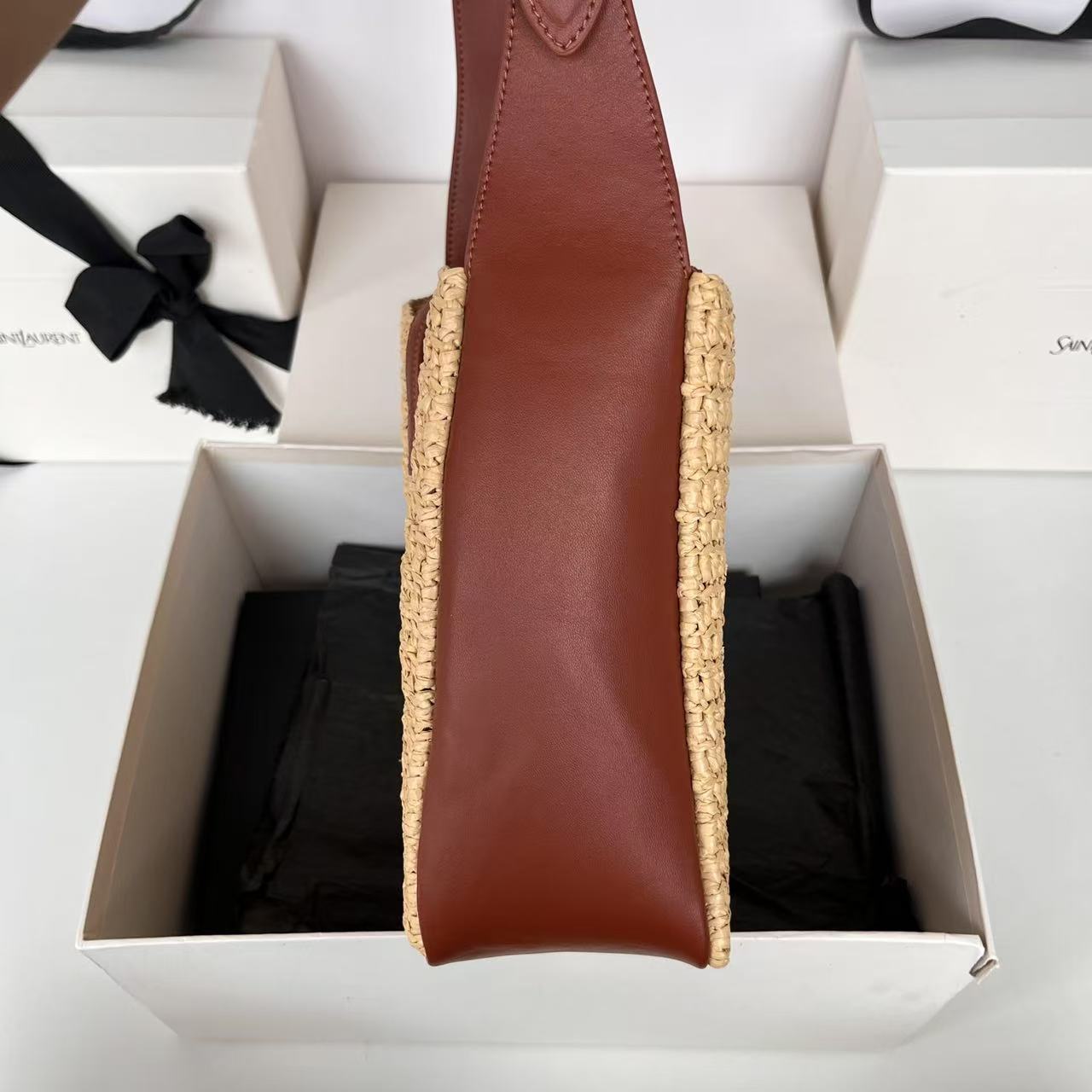 Saint Laurent サンローラン LE 5 À 7 ソフト スモール（ラフィア/レザー）
