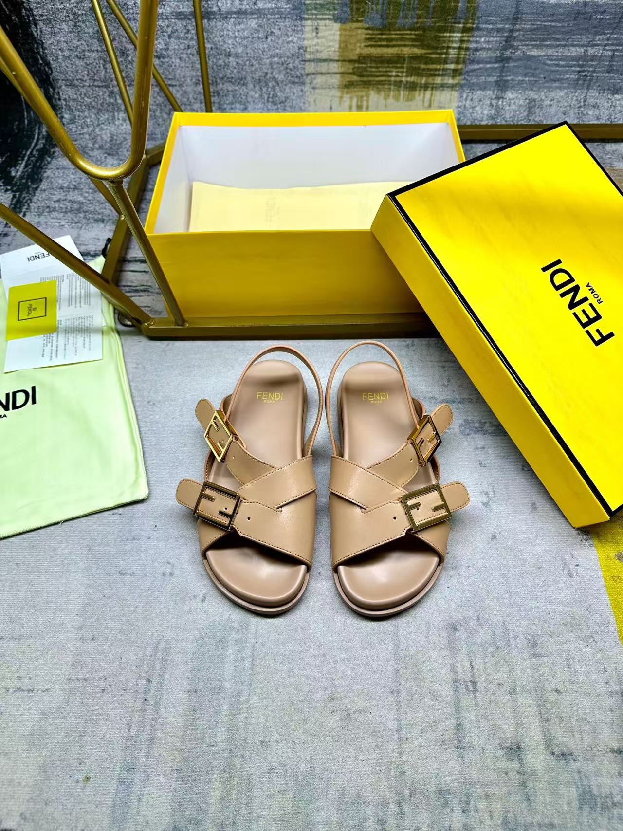 Fendi フェンディ フィール ベージュレザー スライド