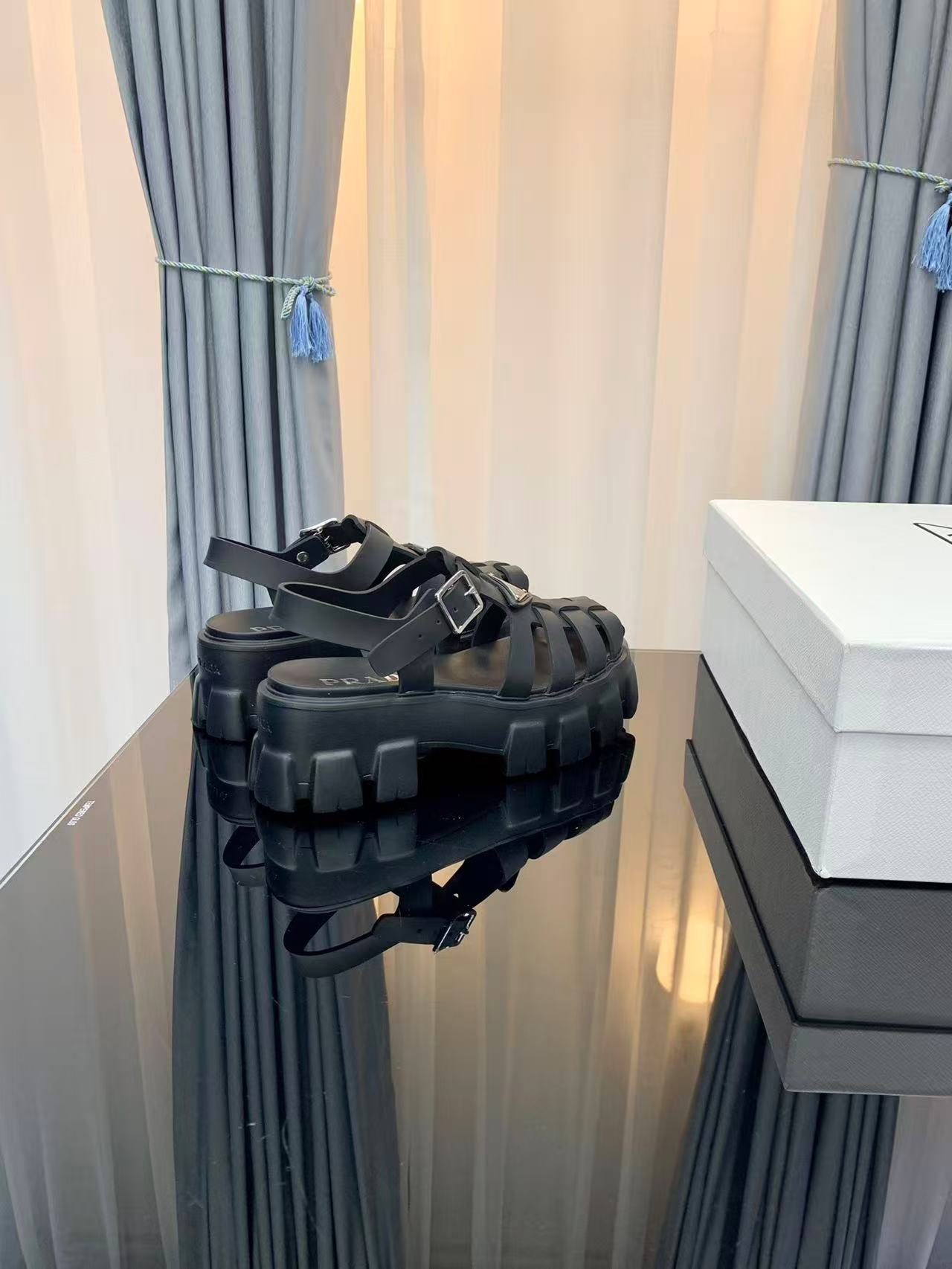 Prada プラダ モノリス ラバー サンダル