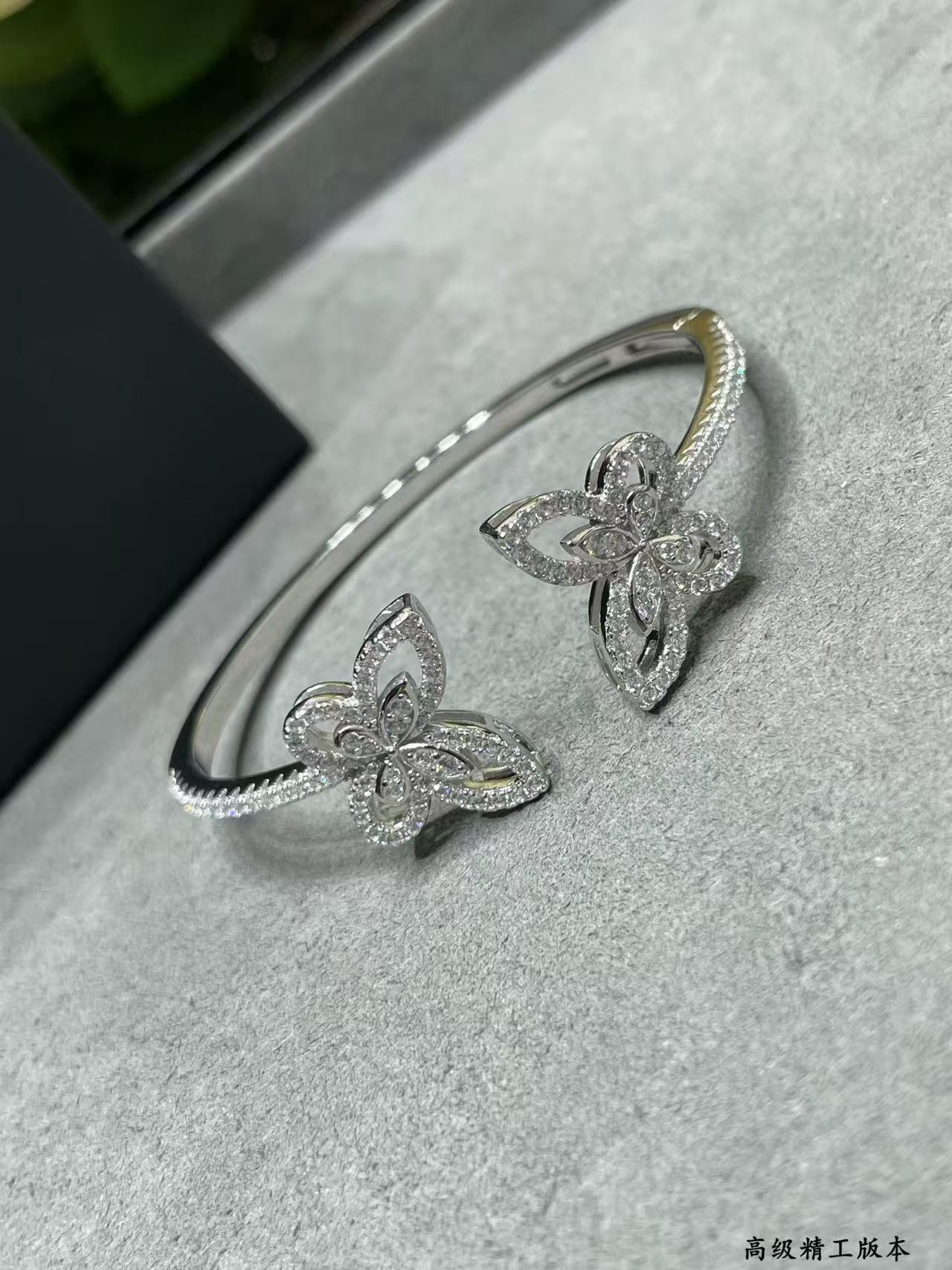 Graff ダブル バタフライ シルエット ダイヤモンド バングル