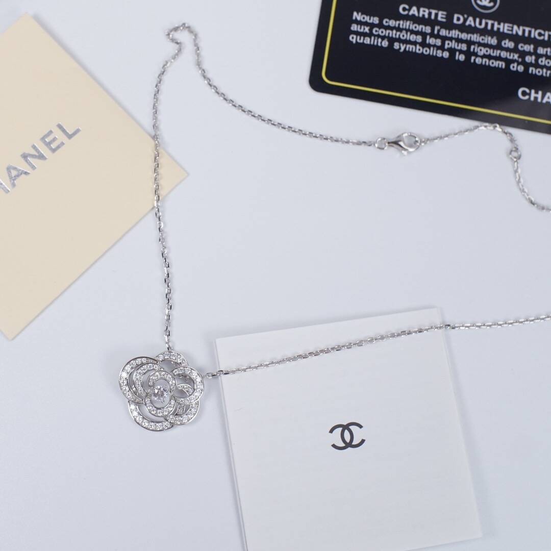 カメリア コレクション ネックレス 18Kホワイトゴールド、ダイヤモンド、ミディアムモデル