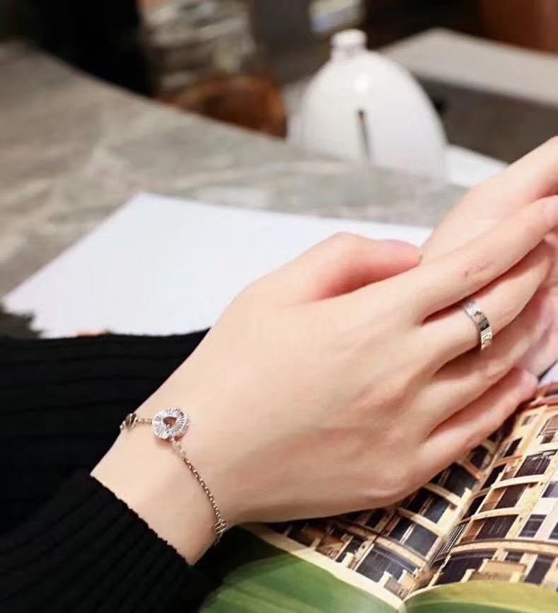 GUCCI 〔アイコン〕オンライン限定 18K ハート ブレスレット