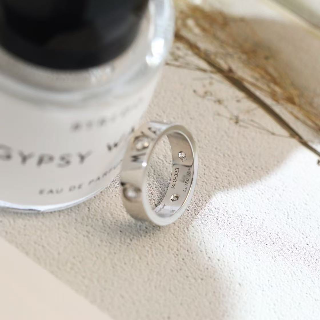 Cartier Love リング、スモールモデル、ダイヤモンド8石