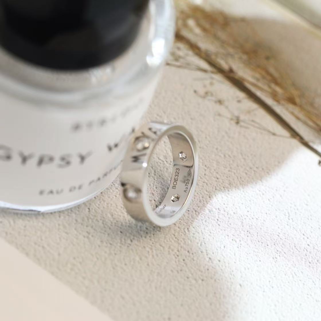 Cartier Love リング、スモールモデル、ダイヤモンド8石