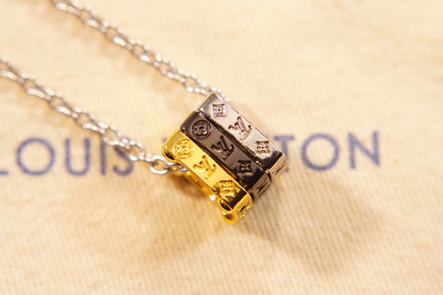 M00675 ペンダント･モノグラム ボールド