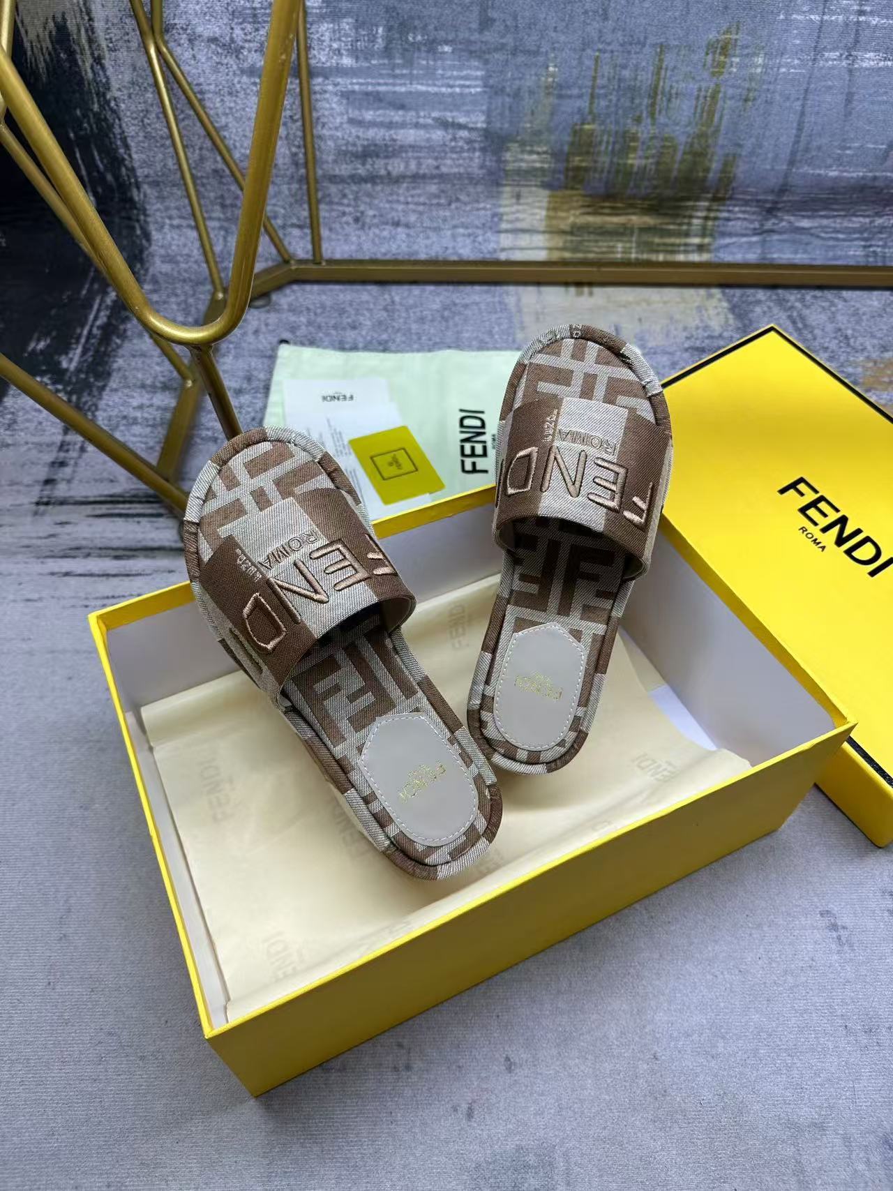 Fendi フェンディ サンシャイン ダブグレー デニム調ジャカード フラットフォームサンダル