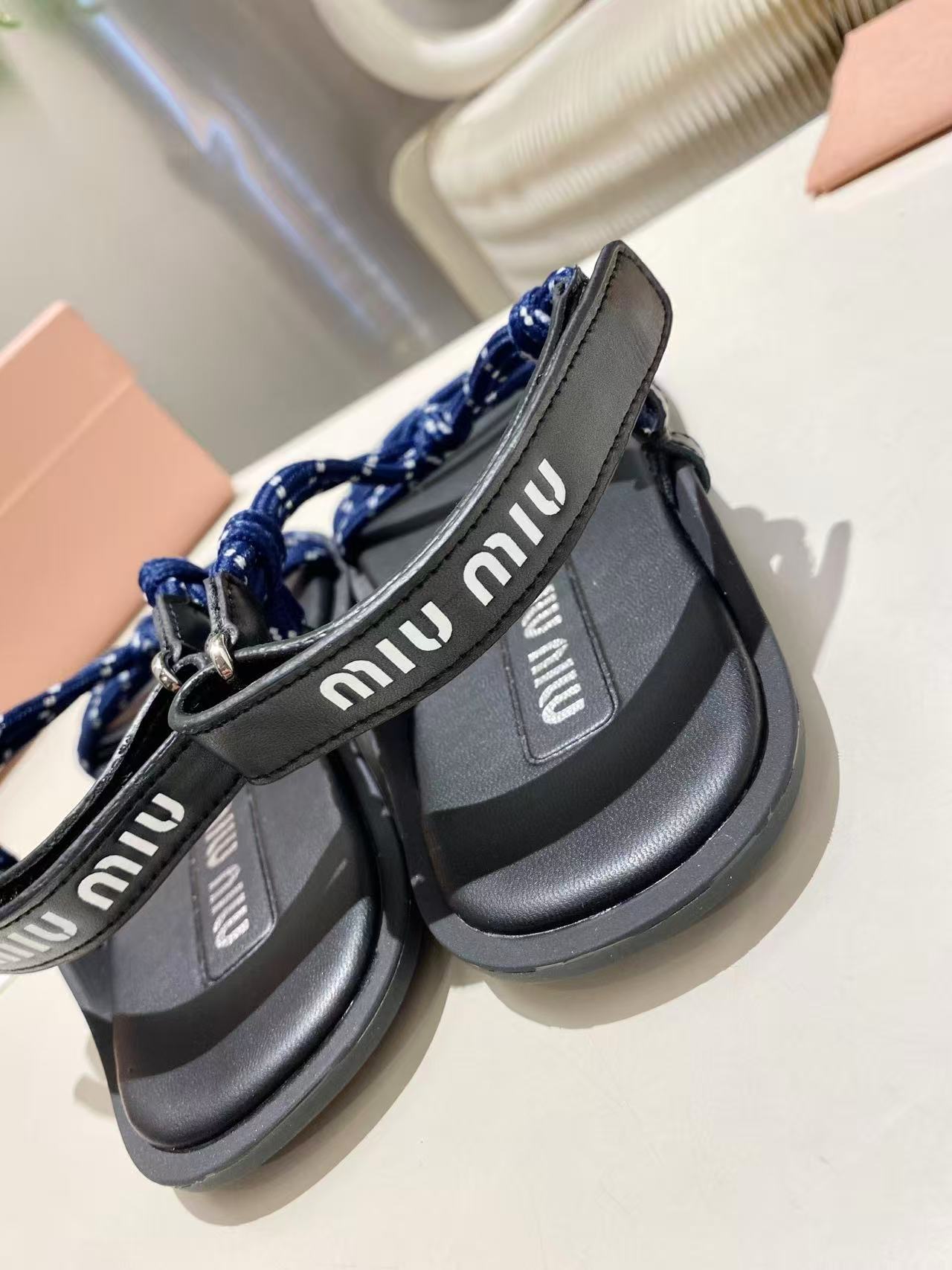 miumiu リビエール コードxレザー サンダル