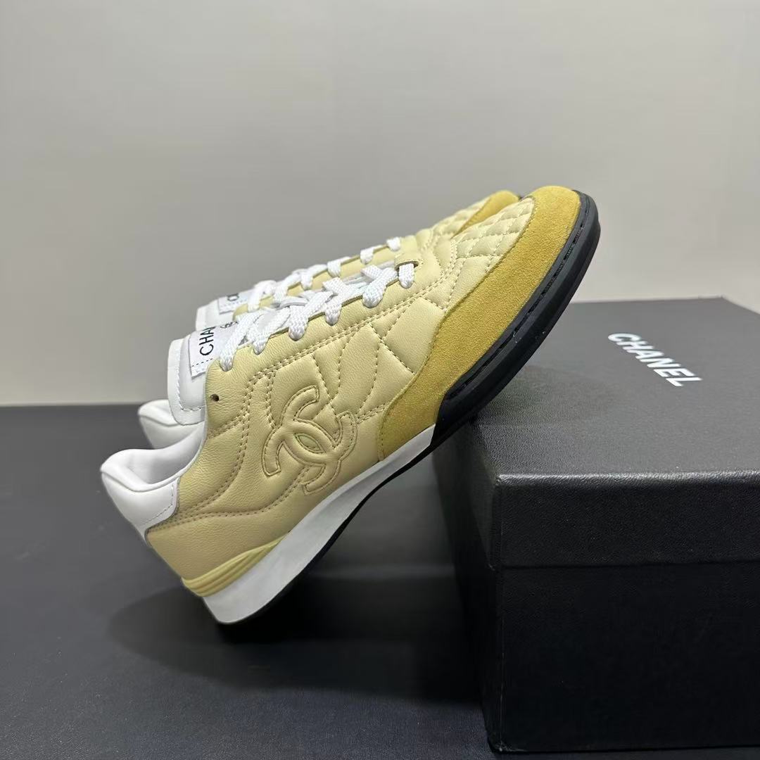 CHANEL シャイニー カーフスキン カーフスキン & スエード カーフスキン  ライトイエロー & ホワイト
