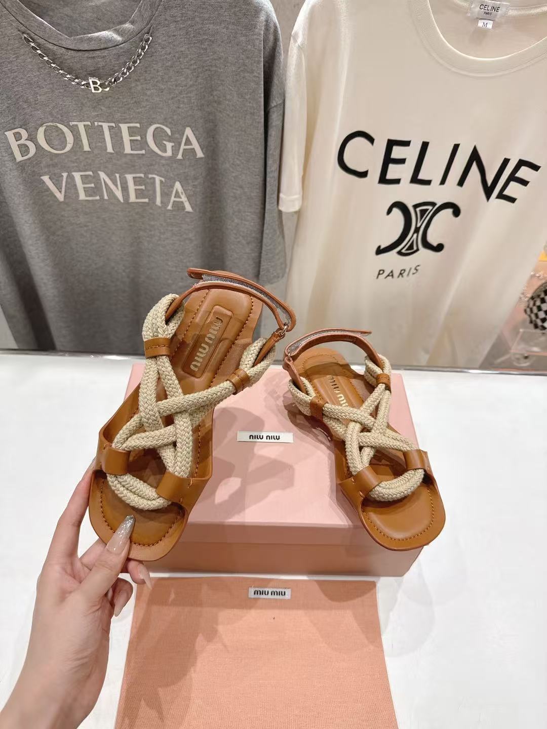 miumiu コード フラットサンダル