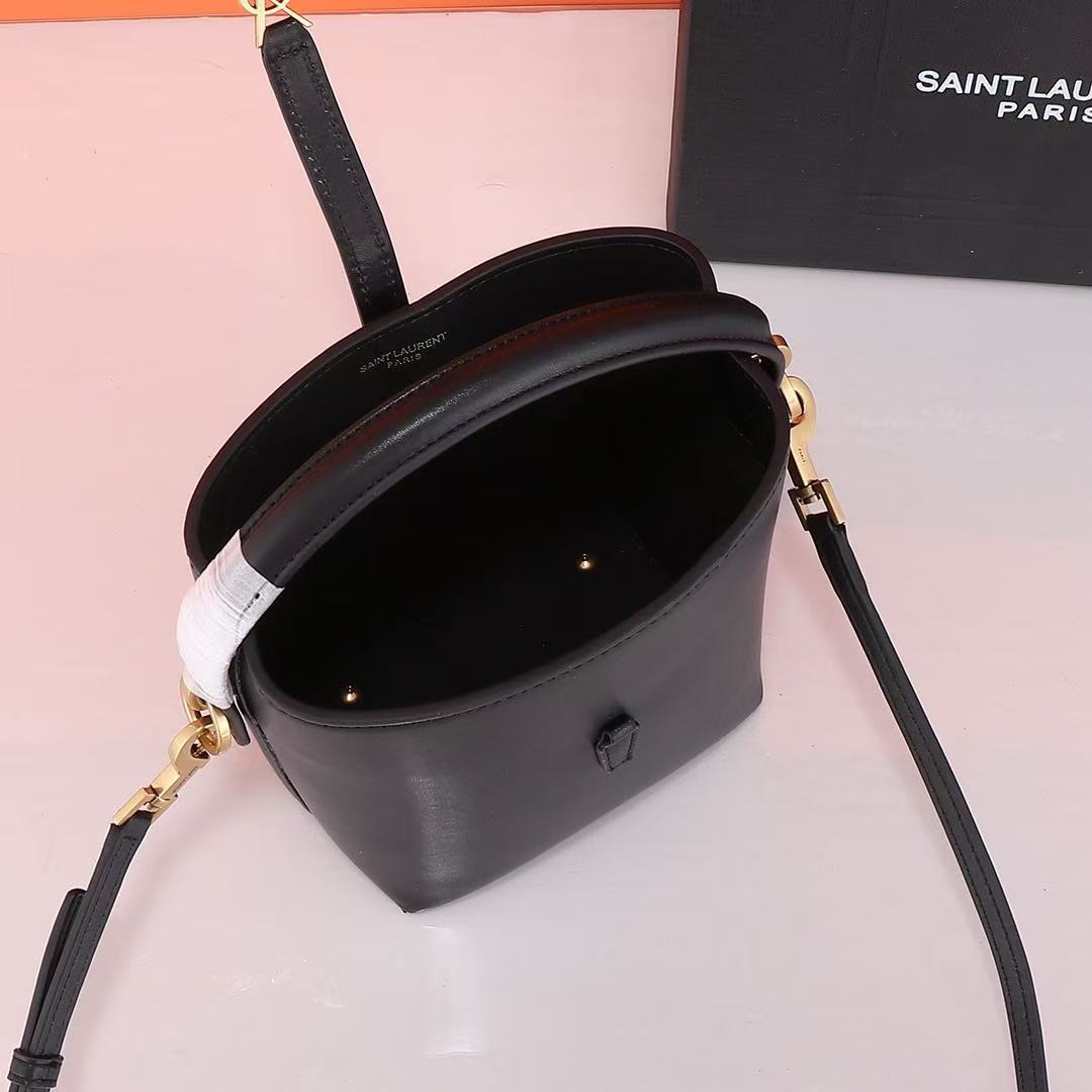 Saint Laurent サンローラン  LE 37 ミニ（シャイニーレザー）