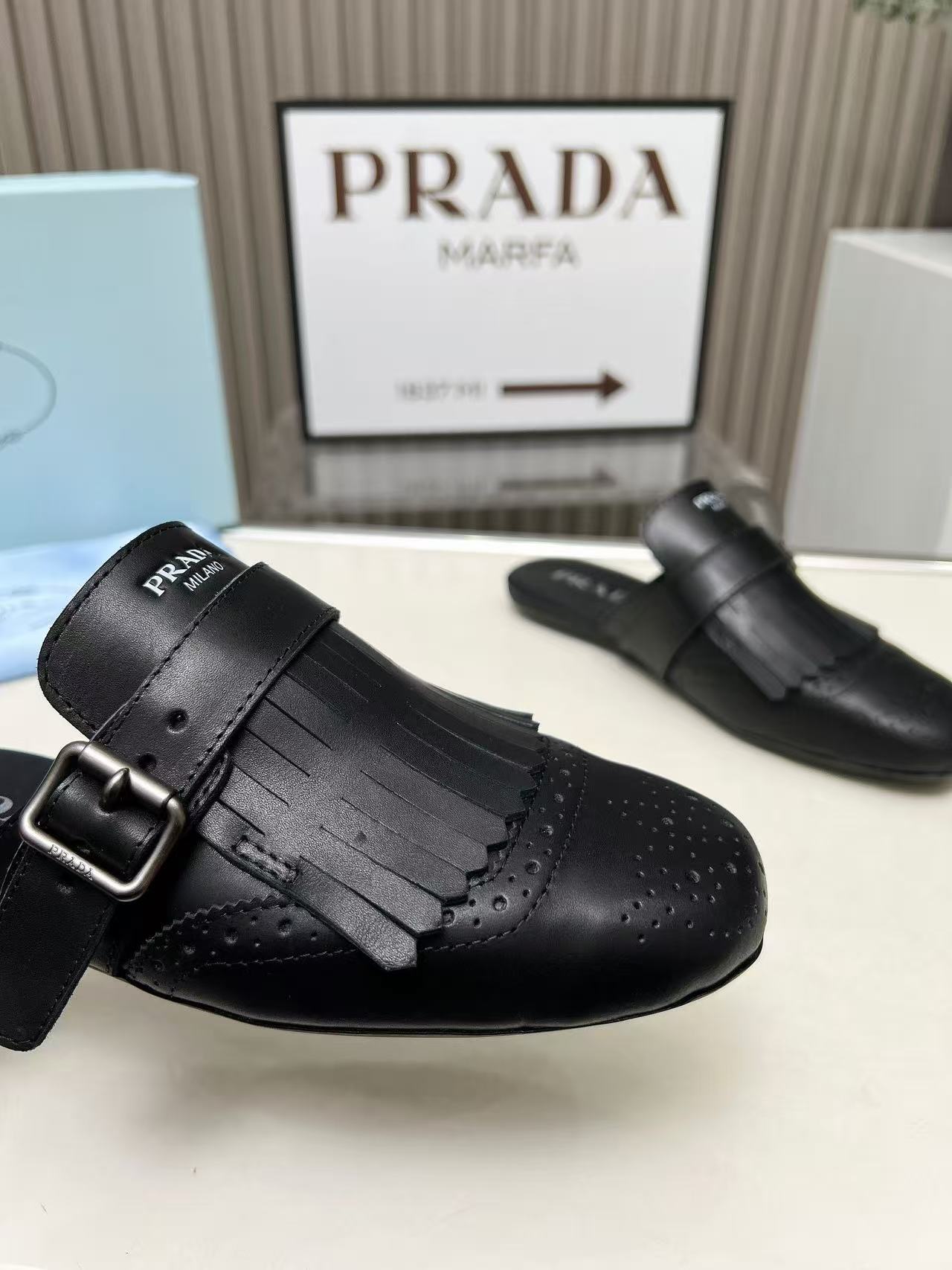 Prada プラダ シャッフル フリンジ付 レザー ミュール