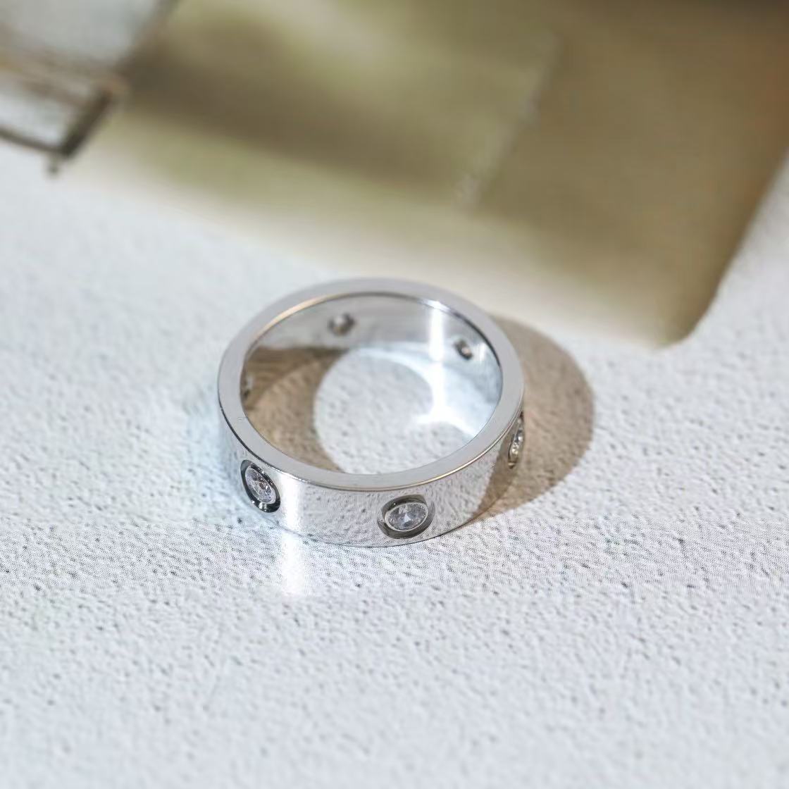 Cartier Love リング、スモールモデル、ダイヤモンド8石