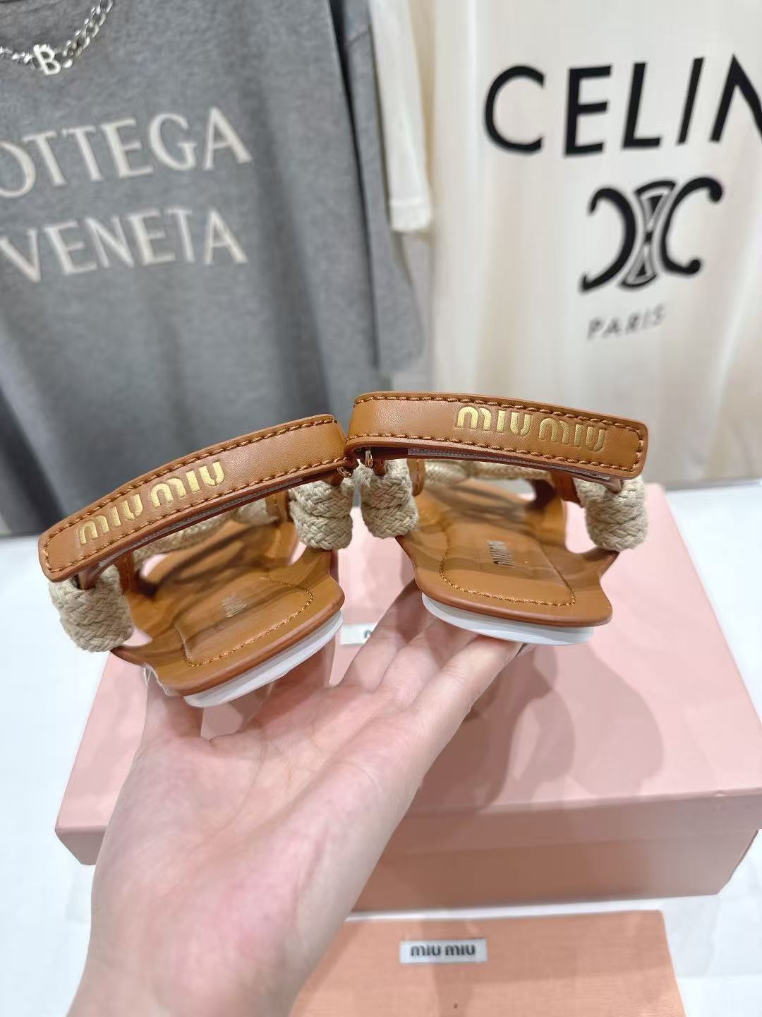 miumiu コード フラットサンダル