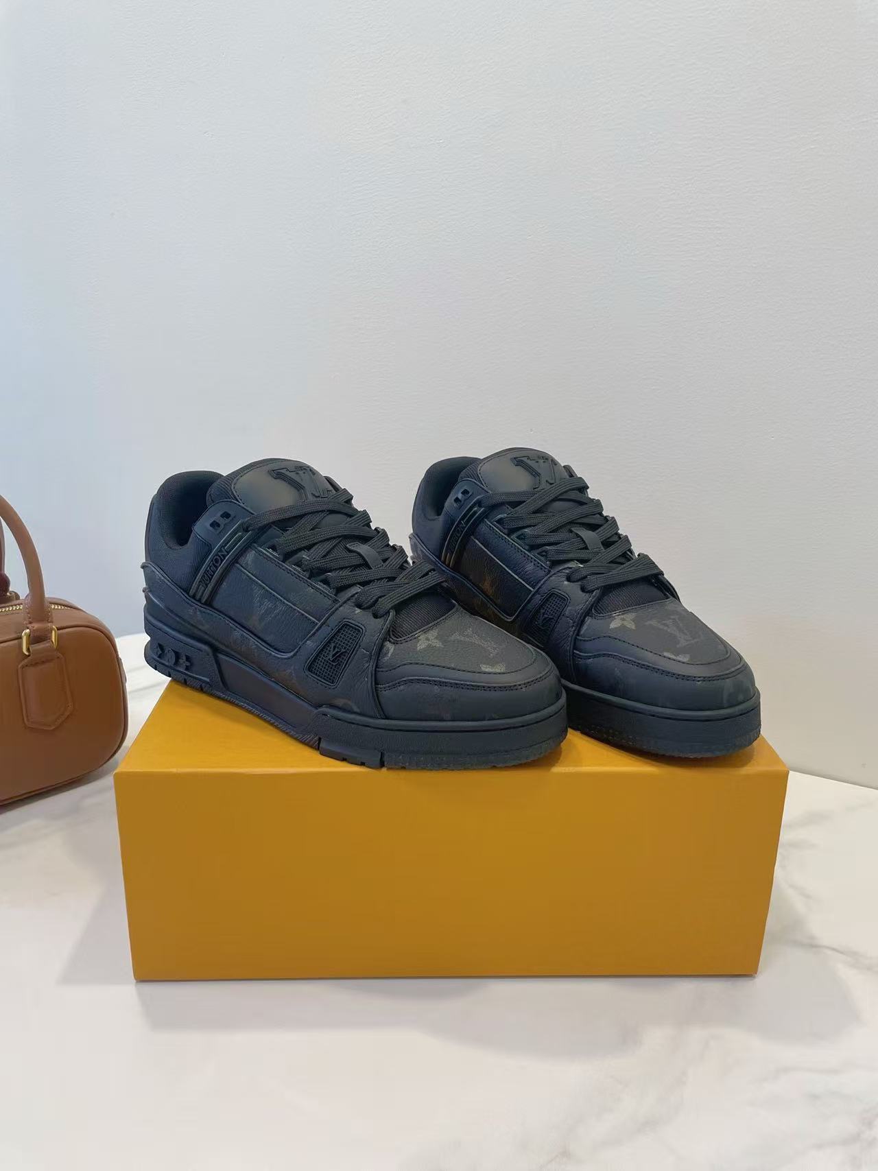 LV トレイナー スニーカー