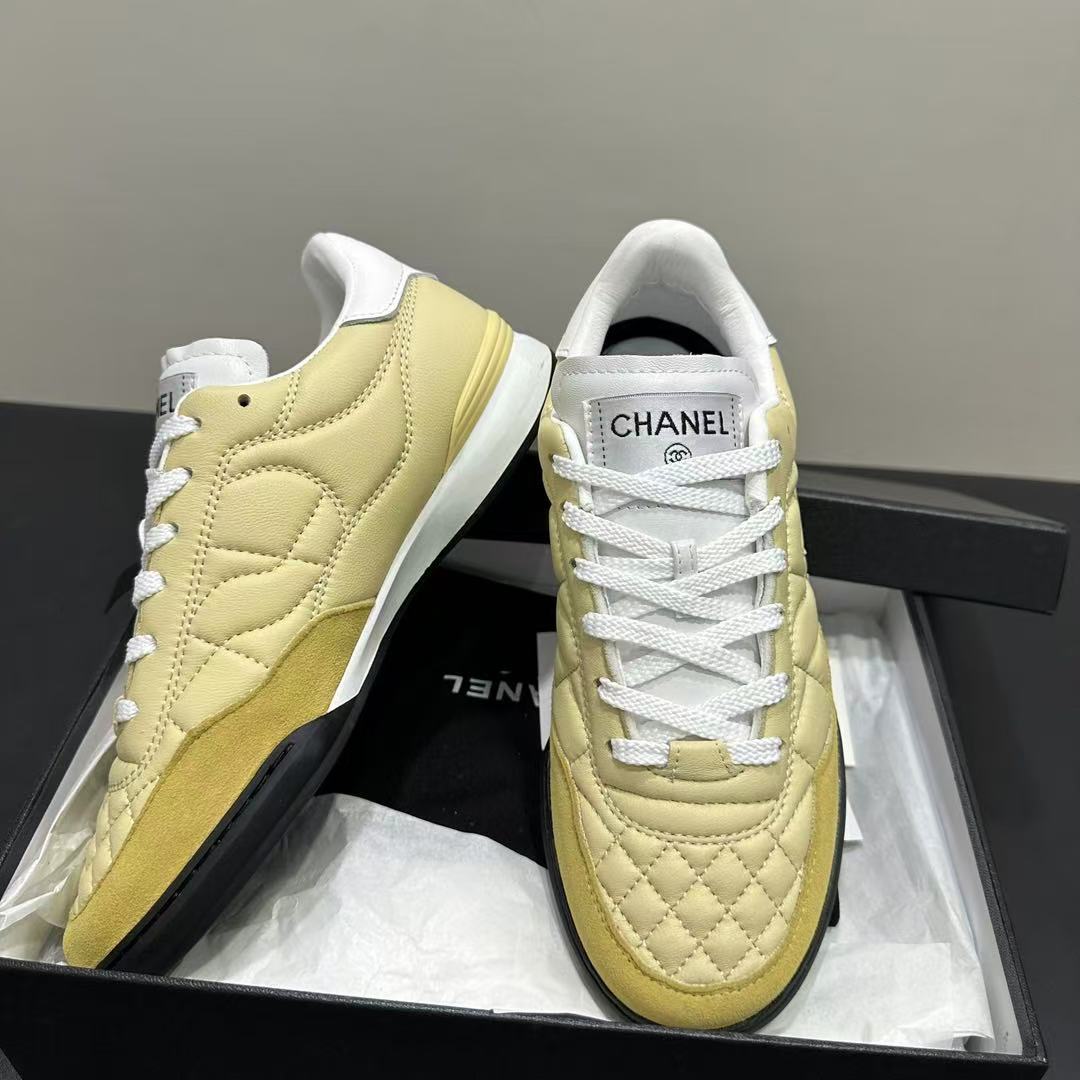 CHANEL シャイニー カーフスキン カーフスキン & スエード カーフスキン  ライトイエロー & ホワイト