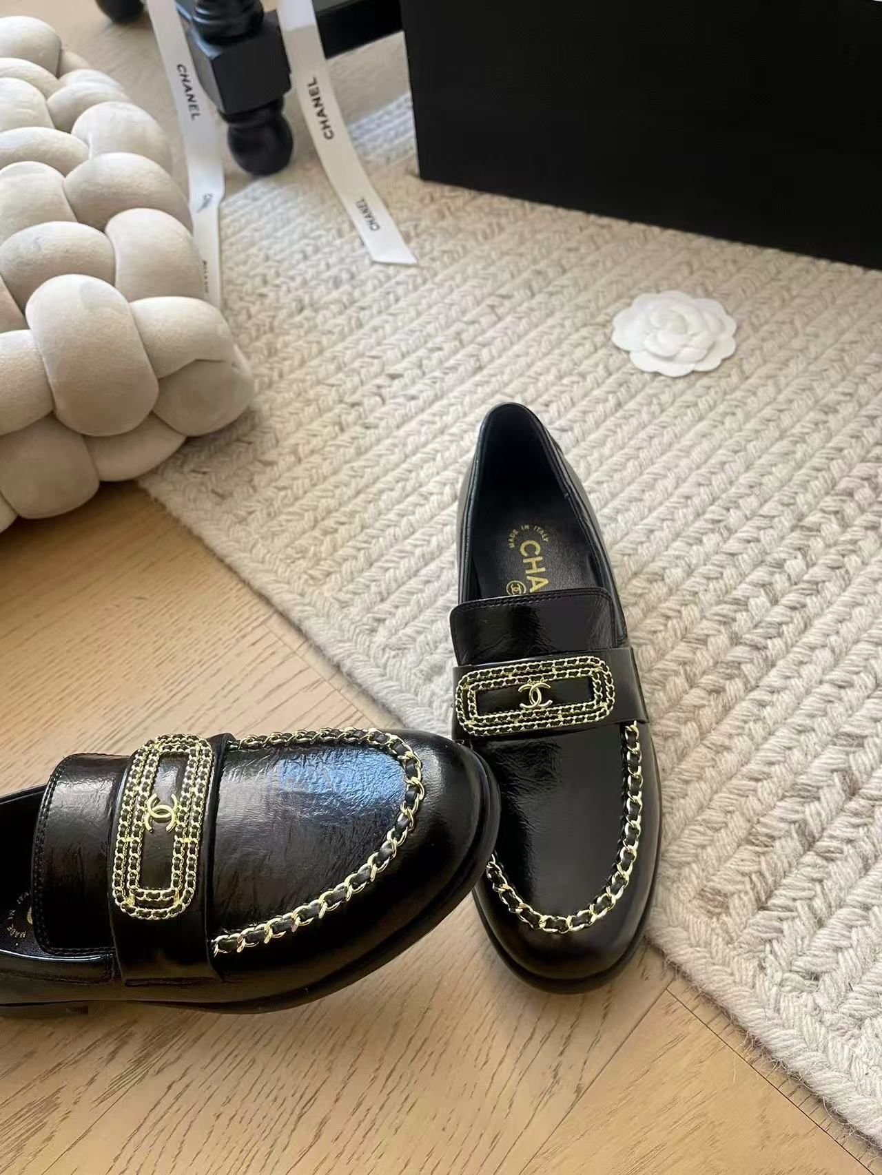 CHANEL 2024/25年 クルーズ コレクション ショー ローファー クランプル シャイニー ラムスキン  ブラック