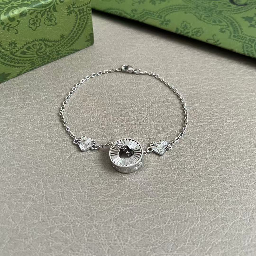 GUCCI 〔アイコン〕オンライン限定 18K ハート ブレスレット