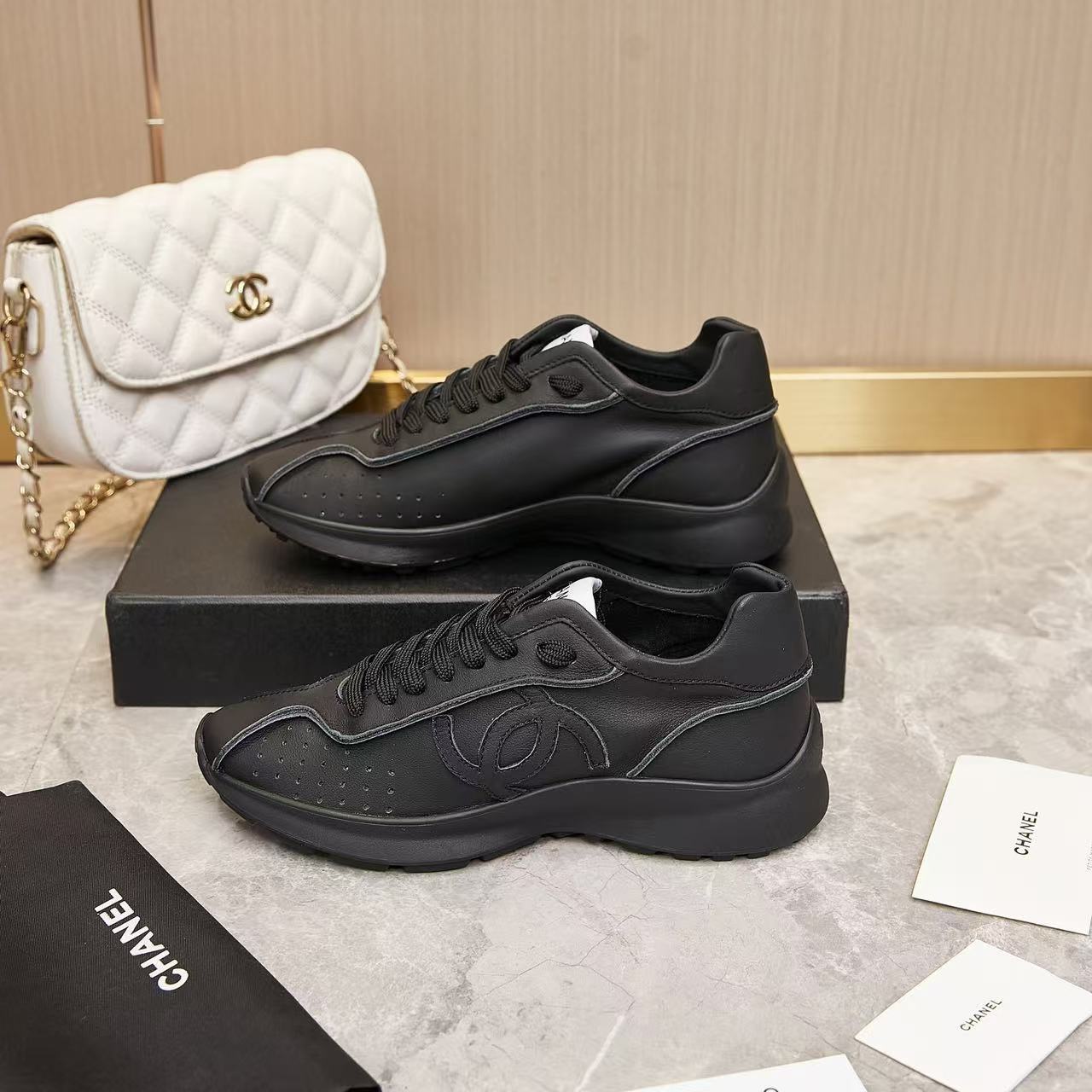 CHANEL 2024/25年 クルーズ コレクション ショー  スニーカー